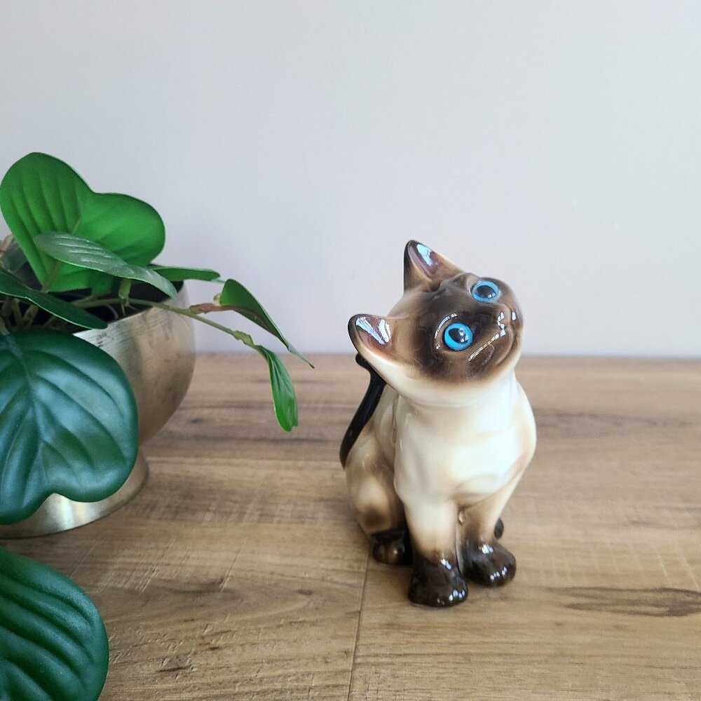 Vintage ceramic Siamese kitten/cat figurine with glass eyes. Cat collection.
